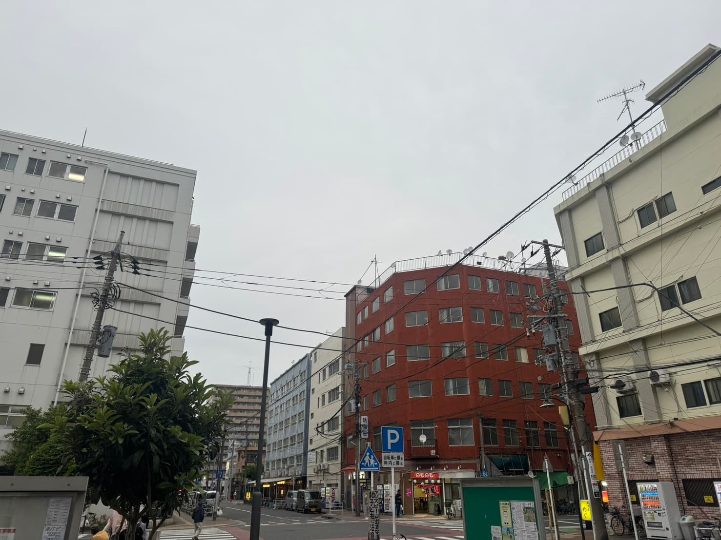 寿地区の交差点から望む下町の街並み
